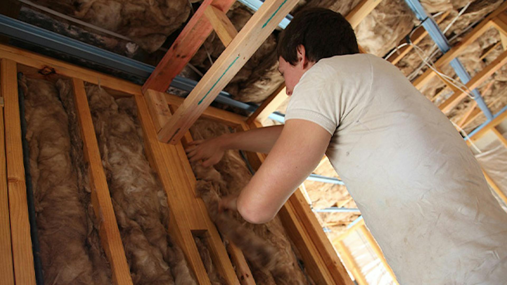 Jak ocieplić poddasze, piwnicę, elewację i okna? Dzięki nowoczesnym rozwiązaniom można znacząco ograniczyć utratę ciepła nawet w bardzo starym budownictwie.