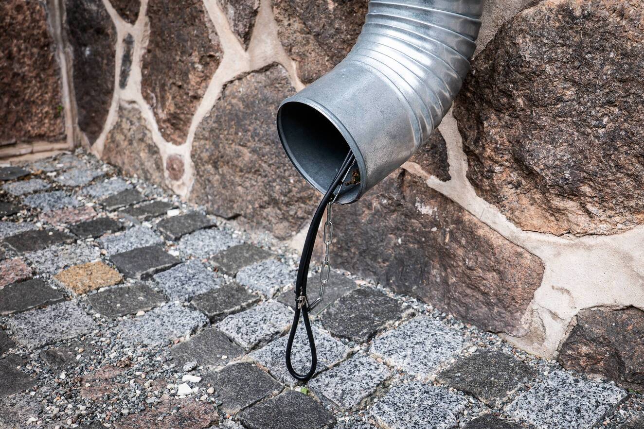 Zbliżenie na kabel grzewczy w rynnie