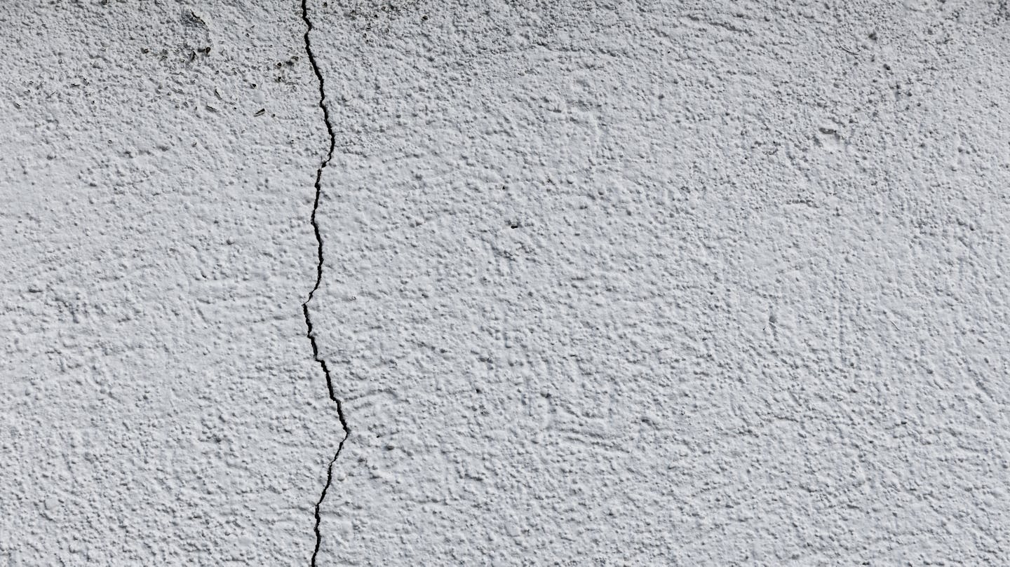 Pęknięta elewacja budynku wymaga naprawy
