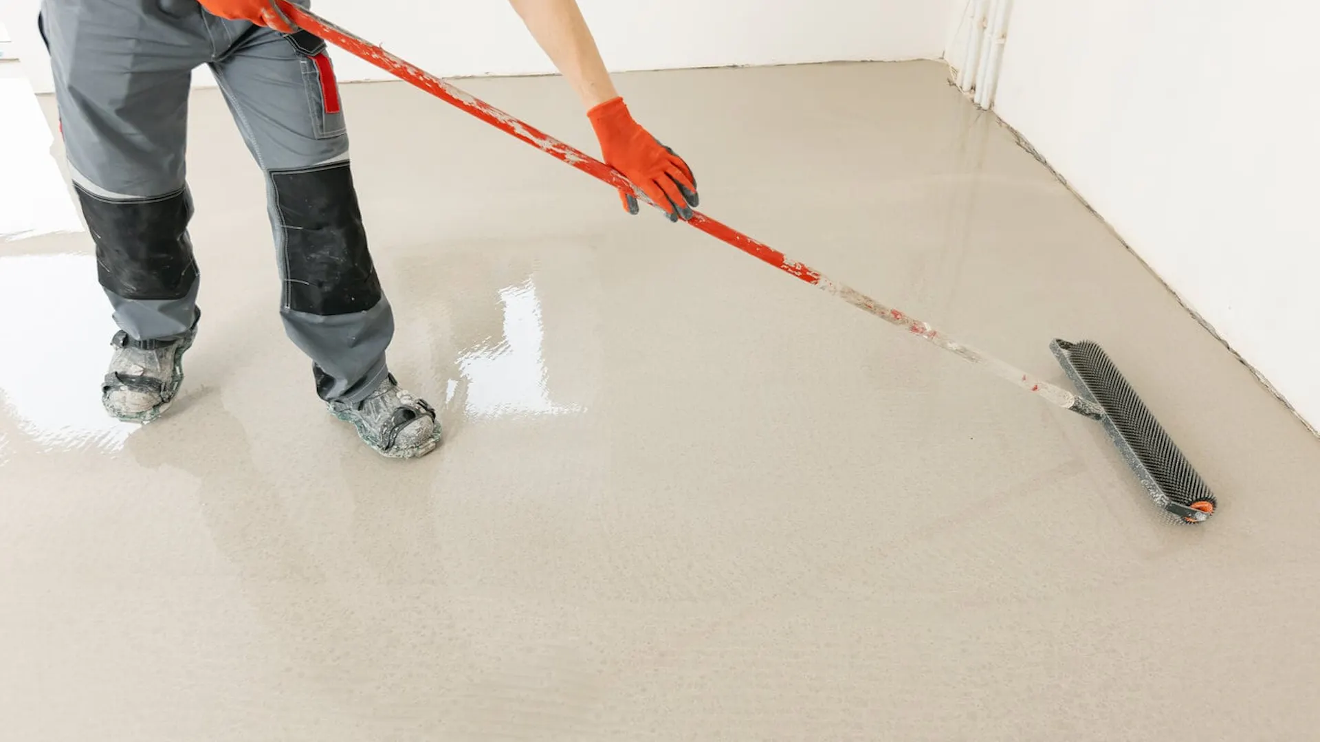 Układanie wylewki samopoziomującej.