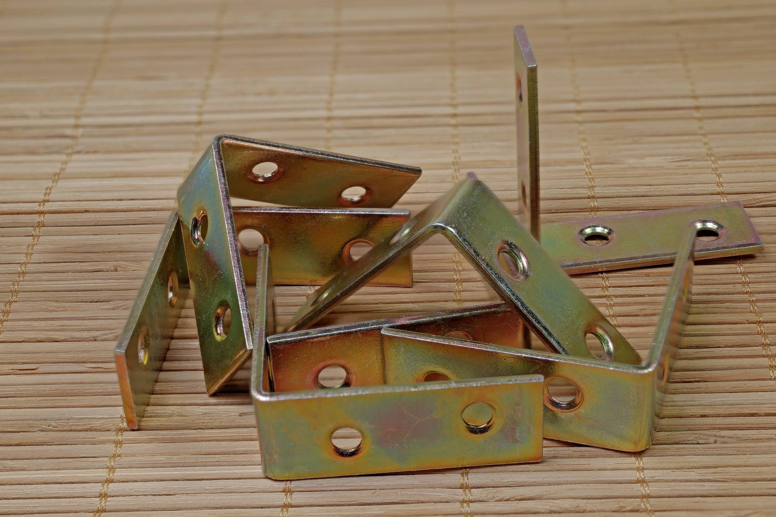 Metalowe łączniki kątowe 