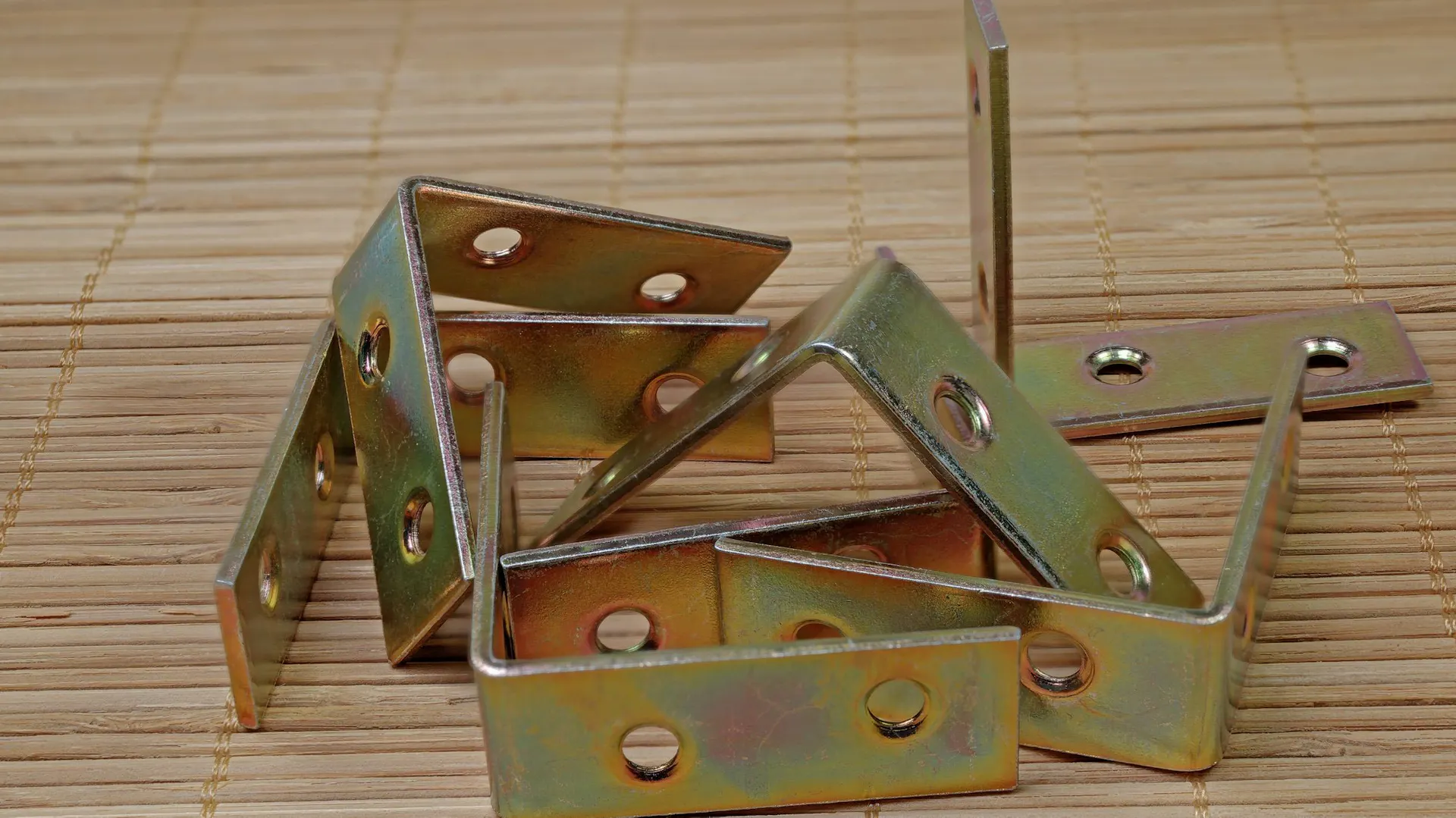 Metalowe łączniki kątowe