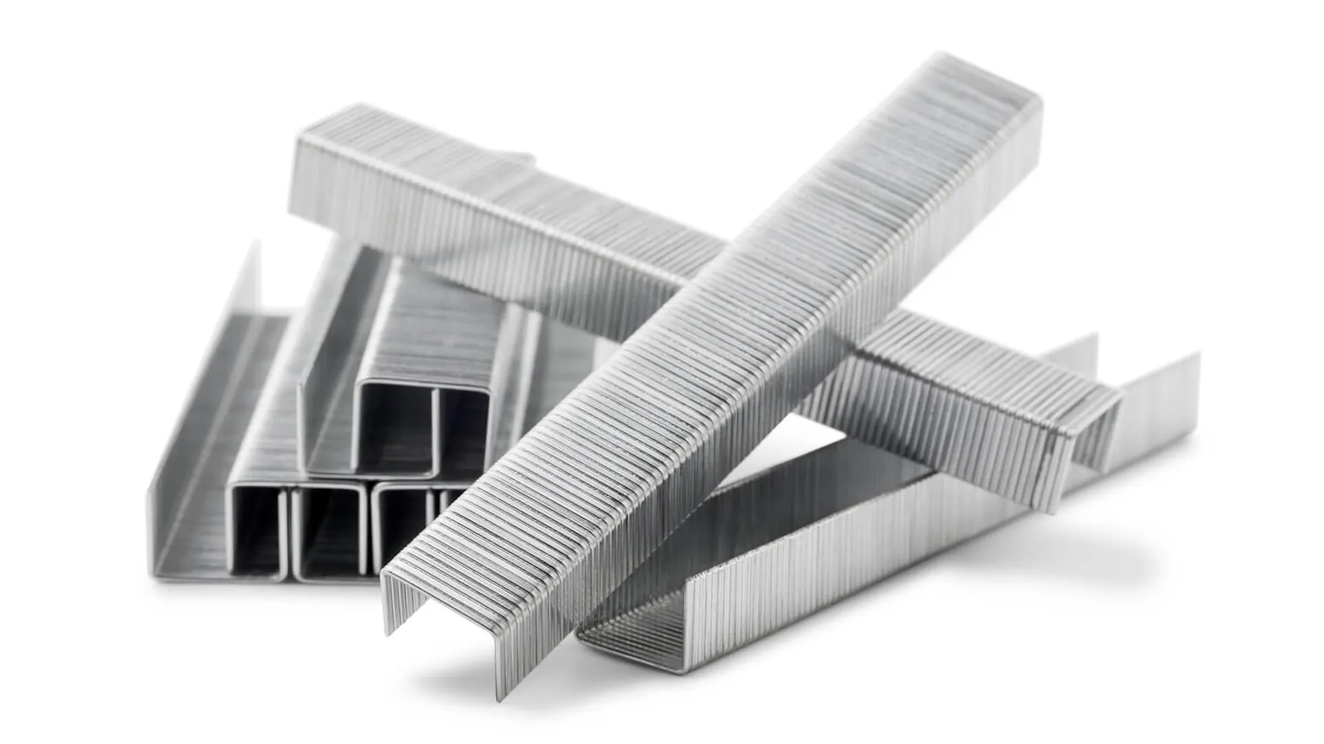 Prostokątne zszywki do takera ułożone na stosie