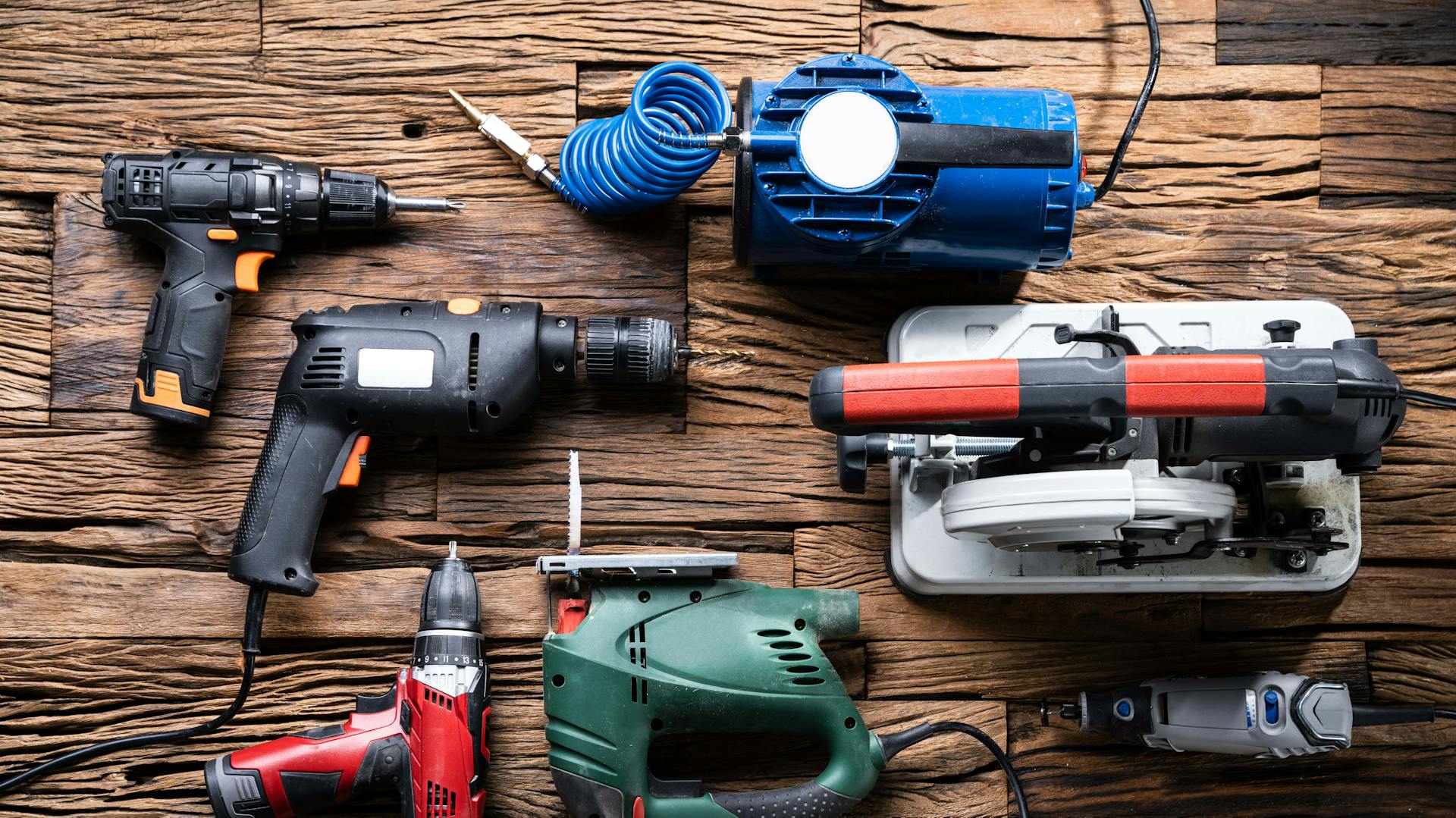 Narzędzia elektryczne na drewnianym blacie