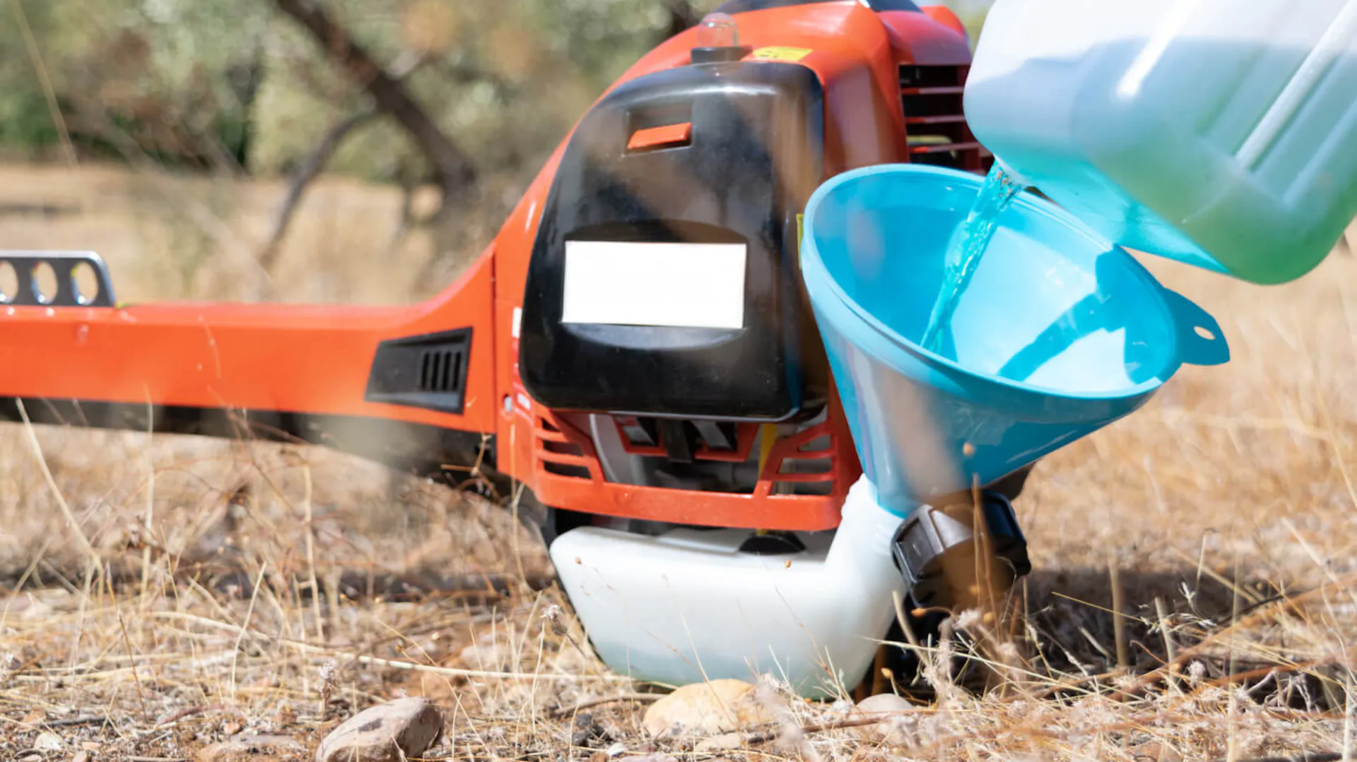 Uzupełnianie podkaszarki spalinowej mieszanka paliwa i oleju napędowego