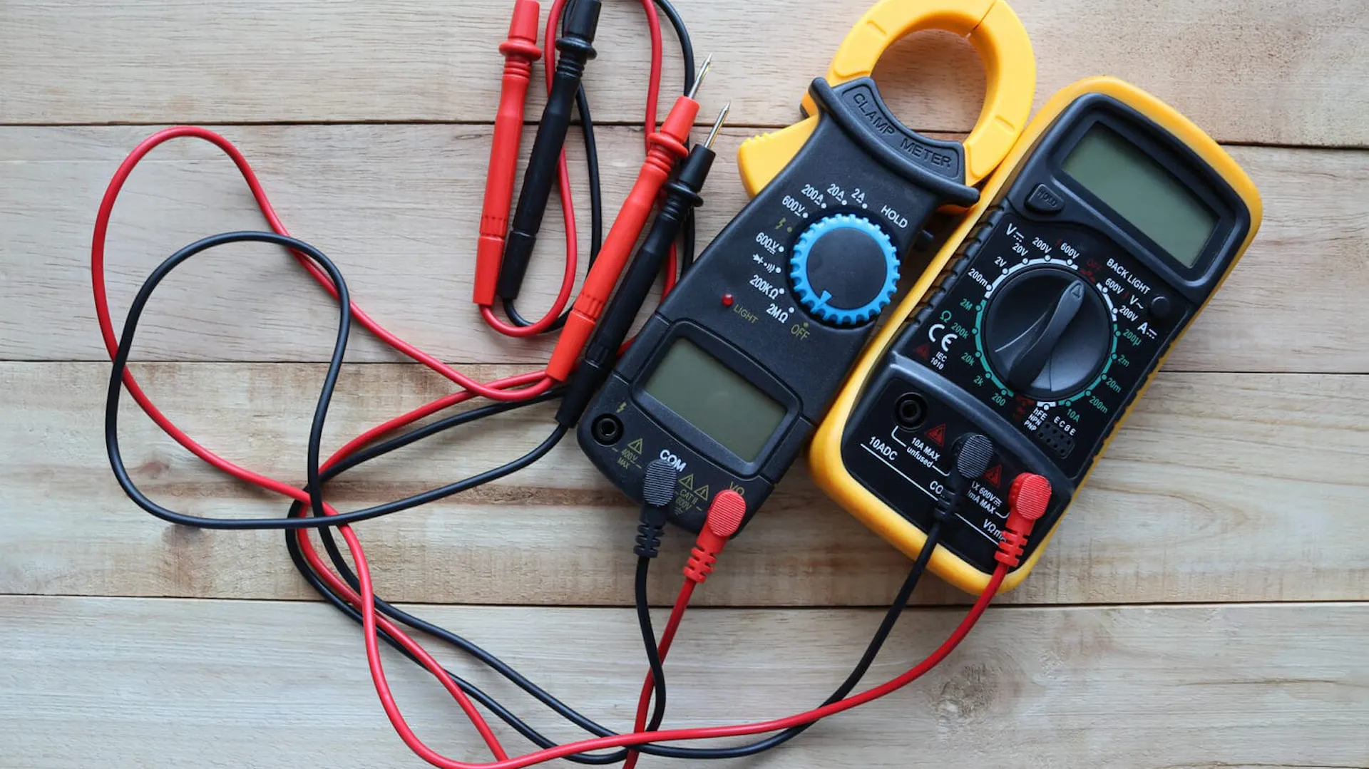 Multimetr cyfrowy i miernik cęgowy