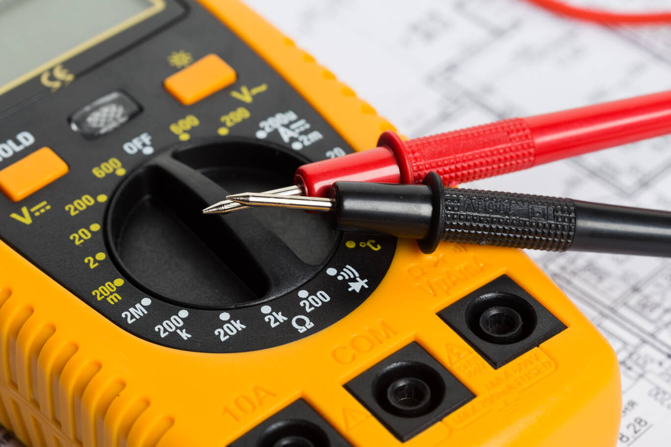 Multimetr umożliwia pomiar wartości elektrycznych za pomocą sond