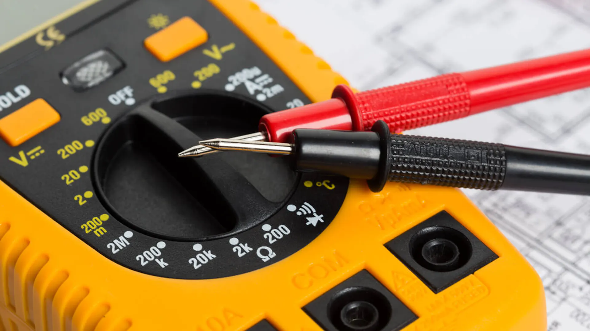 Multimetr umożliwia pomiar wartości elektrycznych za pomocą sond