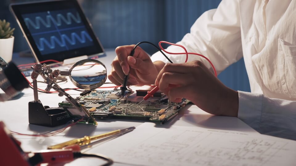 Mężczyzna wykorzystuje multimetr do kontroli działania elektroniki