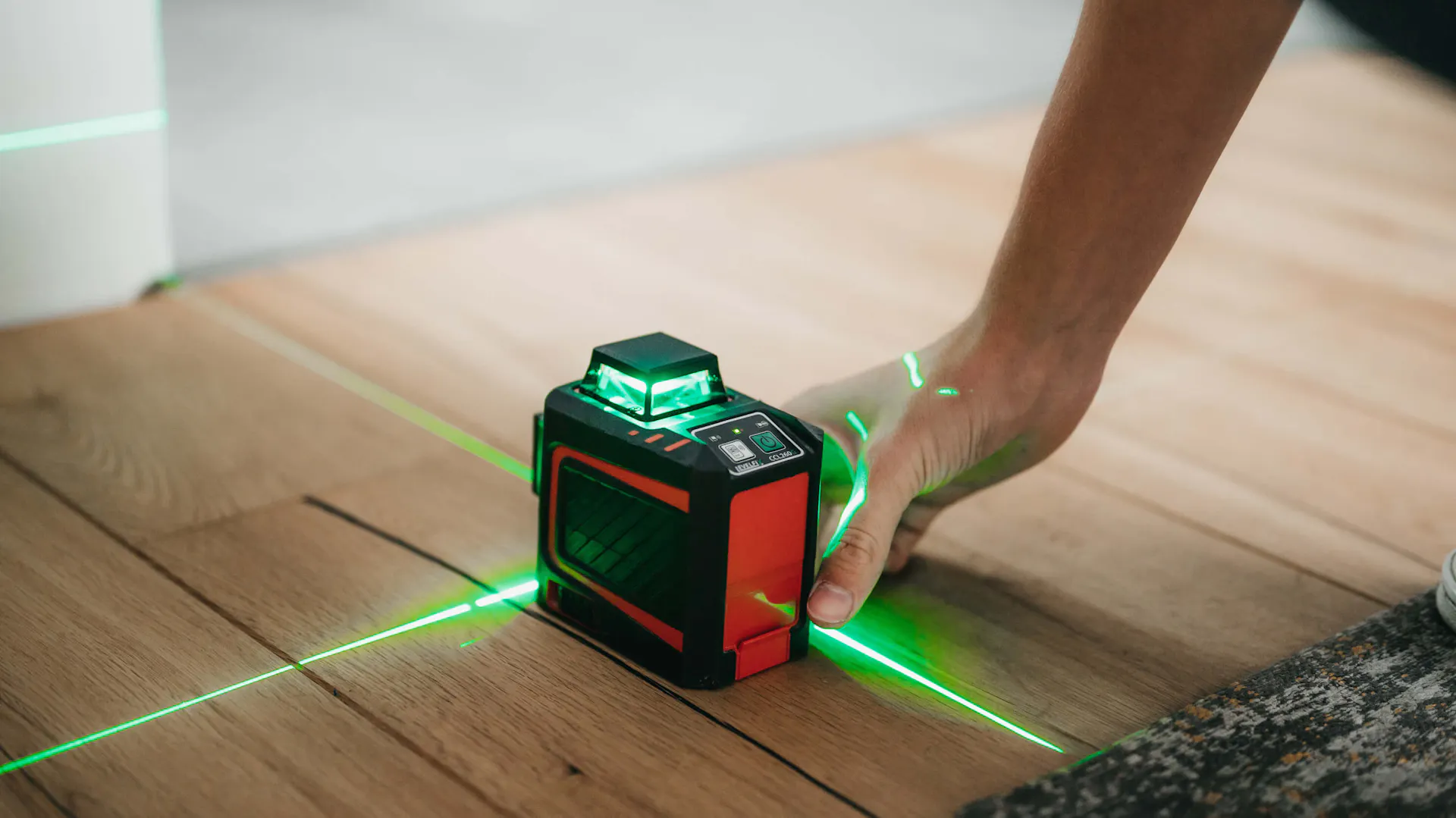 Poziomica laserowa ustawiona na podłodze.