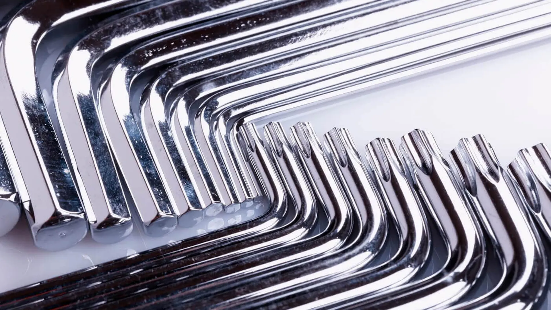 Torx różni się od imbusa sześcioramienną końcówką