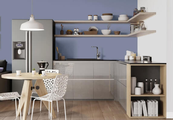 Aneks kuchenny z szarymi meblami na wysoki połysk i srebrną lodówką.