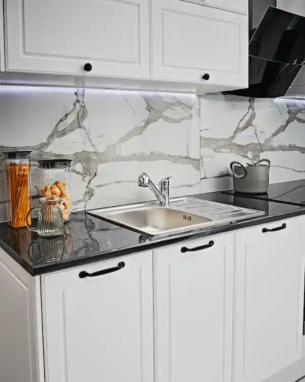 Jak zmienić prostą białą kuchnię we wnętrze glamour?