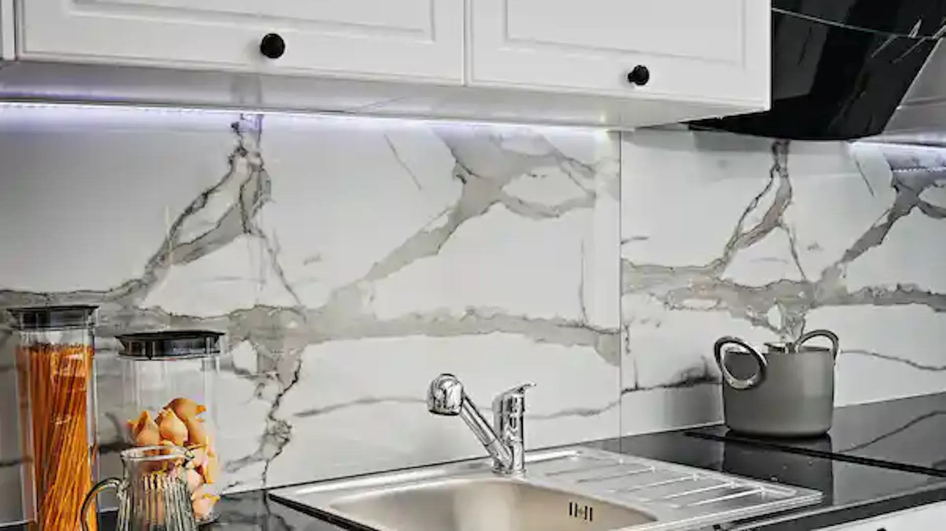 Jak zmienić prostą białą kuchnię we wnętrze glamour?