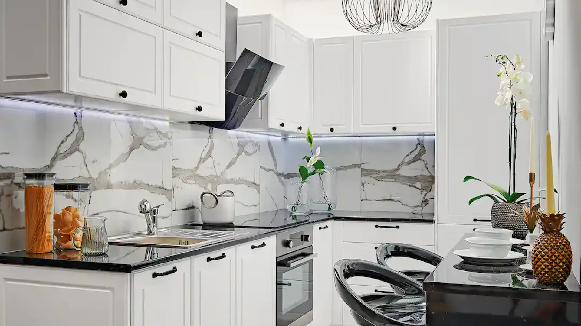 Biała kuchnia w stylu glamour – postaw na marmur!