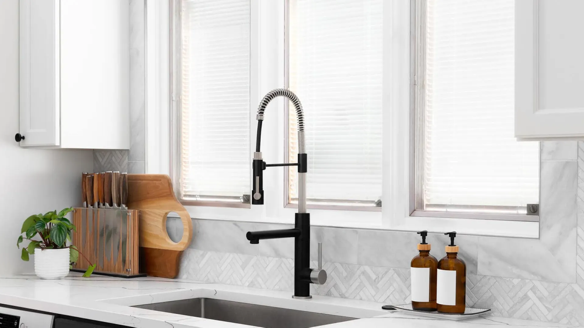 Czarna bateria kuchenna z uchwytem magnetycznym.