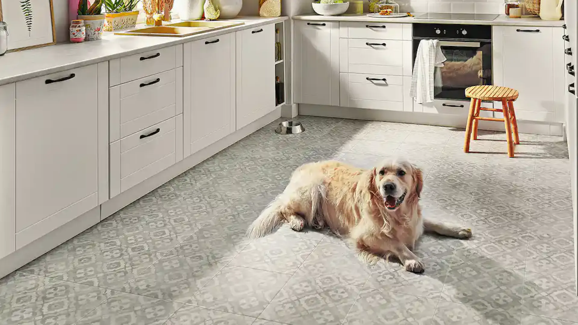 Duża biała kuchnia w stylu klasycznym