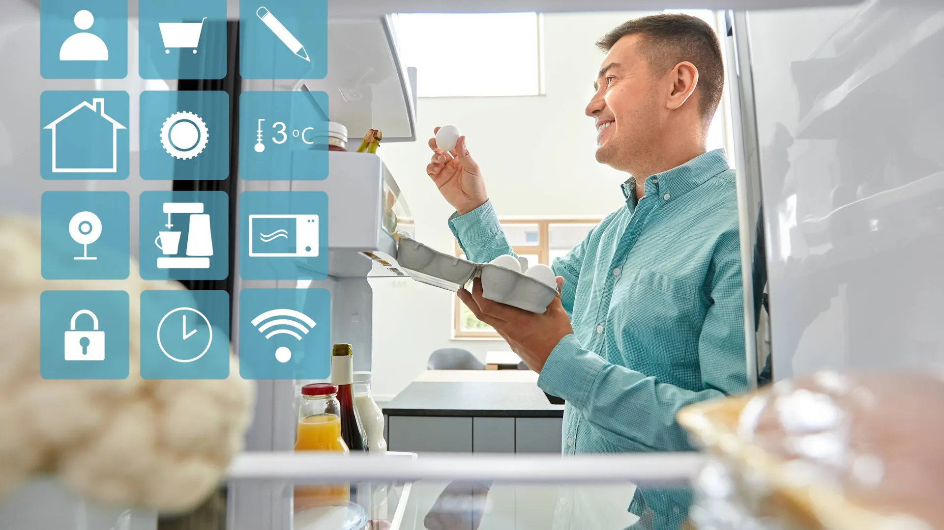 Mężczyzna cieszy się z możliwości, jakie daje smart kuchnia