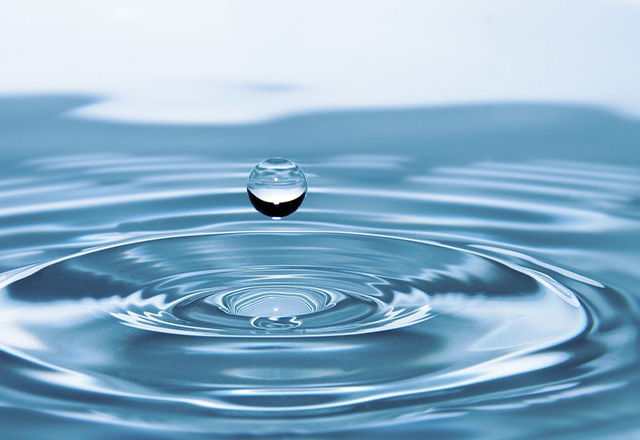 Dlaczego powinniśmy oszczędzać wodę? Dlatego, że ilość tej czystej, pitnej i zdatnej do użytku w domu jest ograniczona. Remontując łazienkę, możesz wykorzystać urządzenia, które pozwolą Ci oszczędzać wodę.