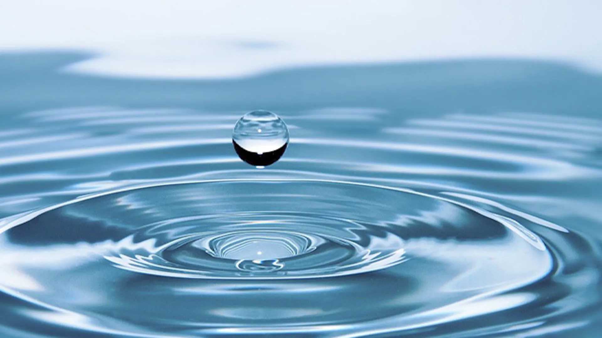 Dlaczego powinniśmy oszczędzać wodę? Dlatego, że ilość tej czystej, pitnej i zdatnej do użytku w domu jest ograniczona. Remontując łazienkę, możesz wykorzystać urządzenia, które pozwolą Ci oszczędzać wodę.