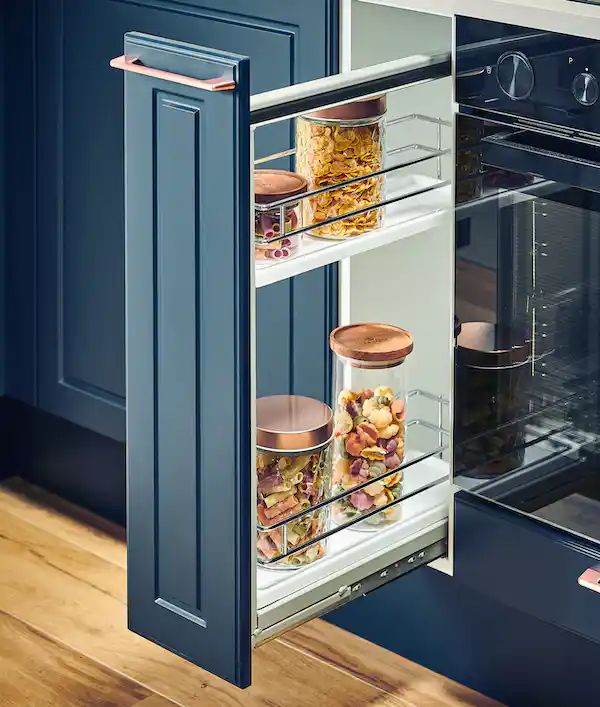 Klasyczna granatowa kuchnia z salonem