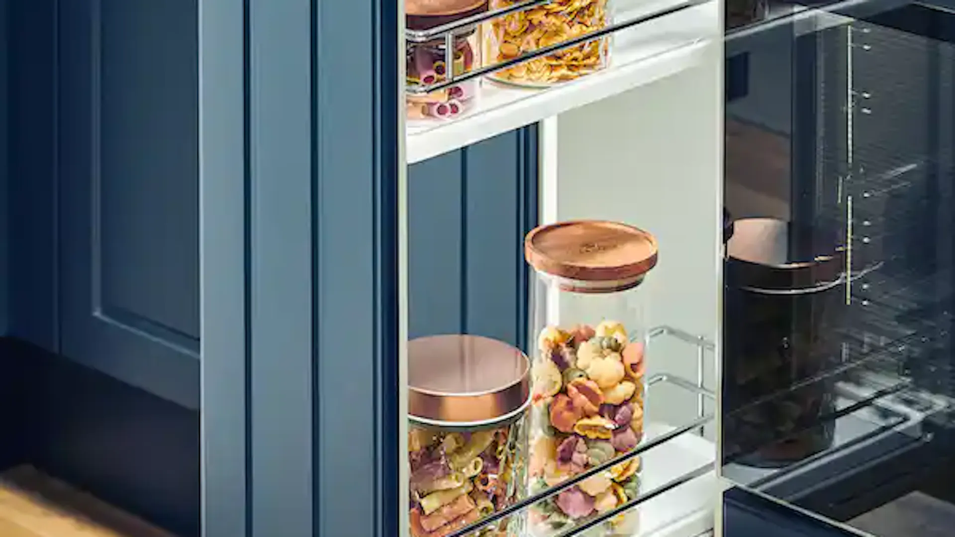 Klasyczna granatowa kuchnia z salonem