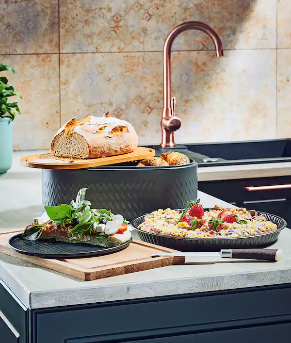 Klasyczna granatowa kuchnia z salonem