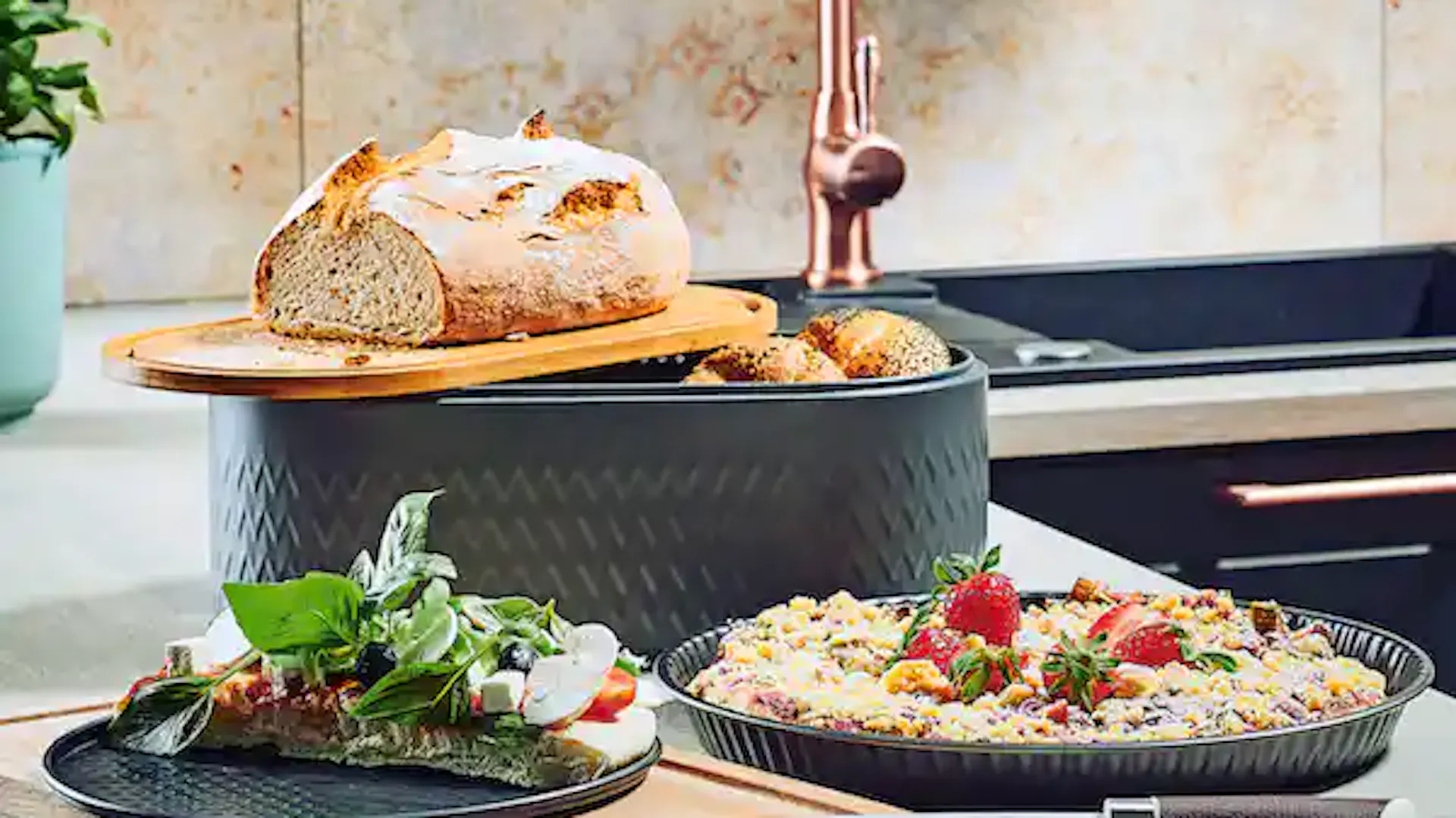 Klasyczna granatowa kuchnia z salonem