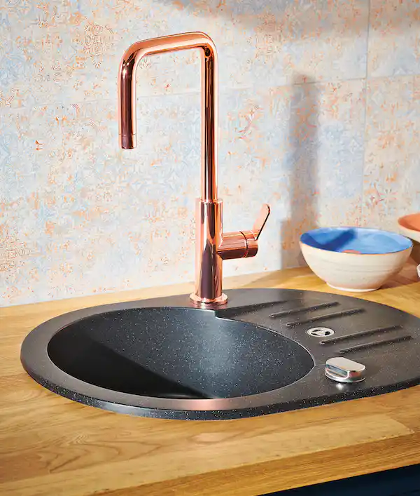  Klasyczna granatowa kuchnia z salonem