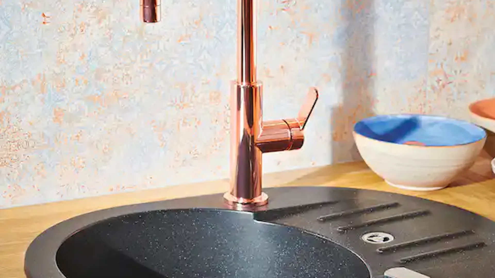 Klasyczna granatowa kuchnia z salonem