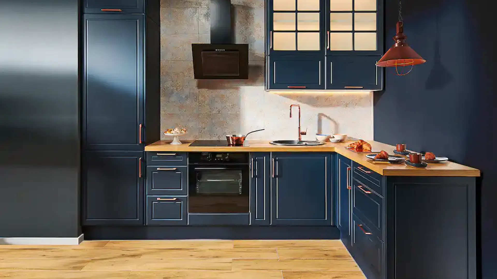 Klasyczna granatowa kuchnia z salonem