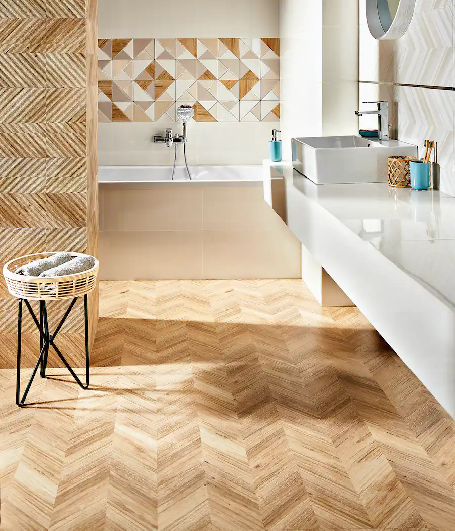 Drewno w jasnej łazience