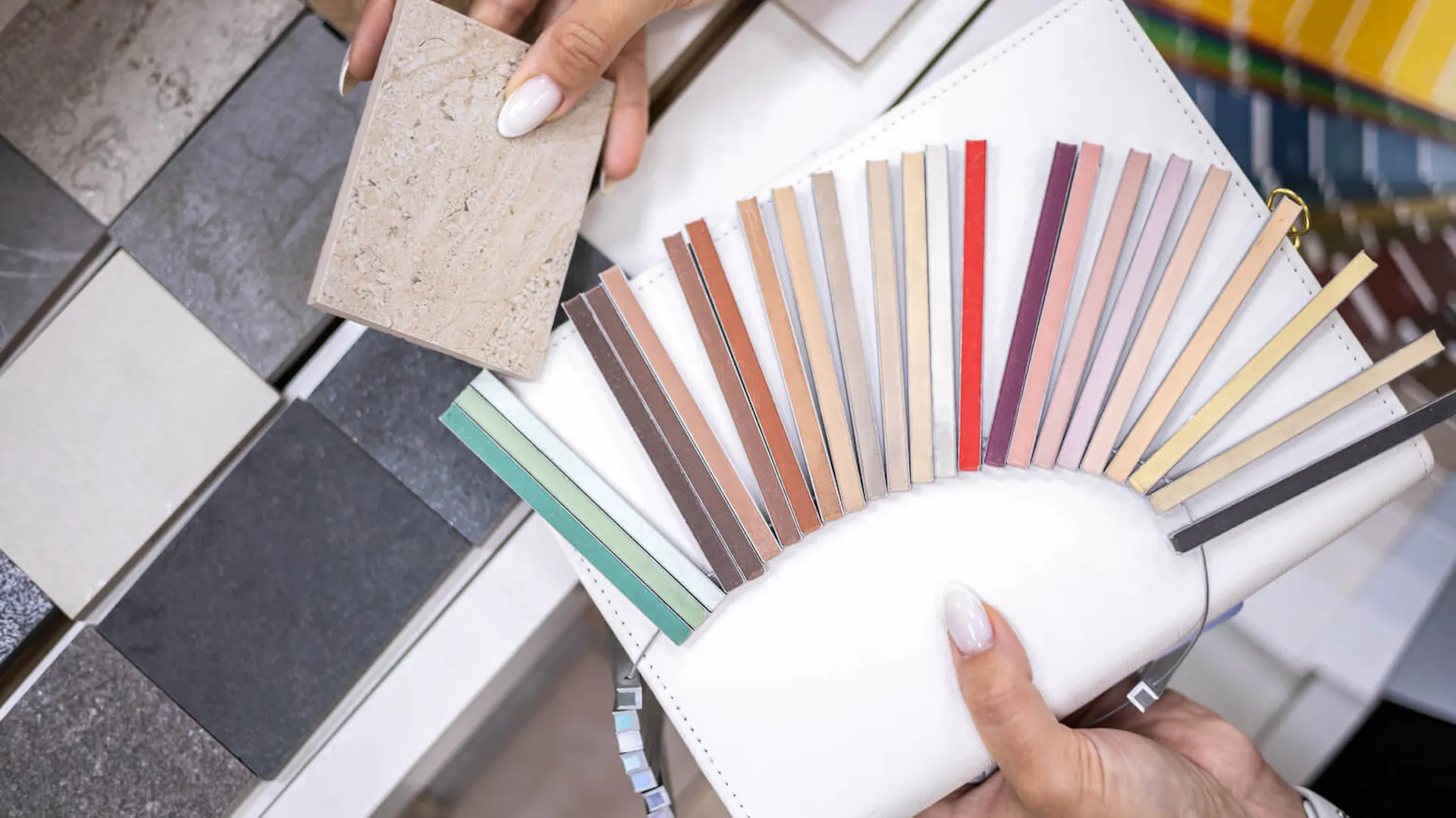 Kobieta dobiera fugę do płytek