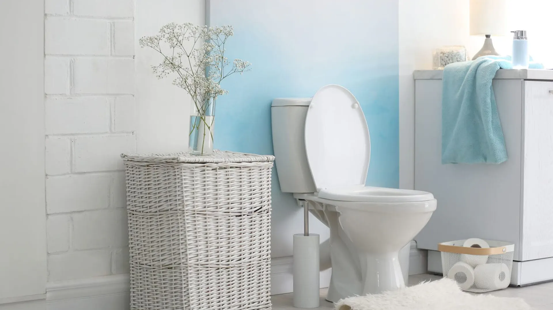 Sedes z tradycyjną spłuczką w jasnej łazience.