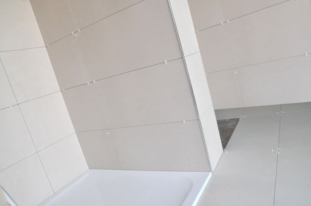 Dowiedz się, jak prawidłowo układać płytki w łazience! |OBI | OBI