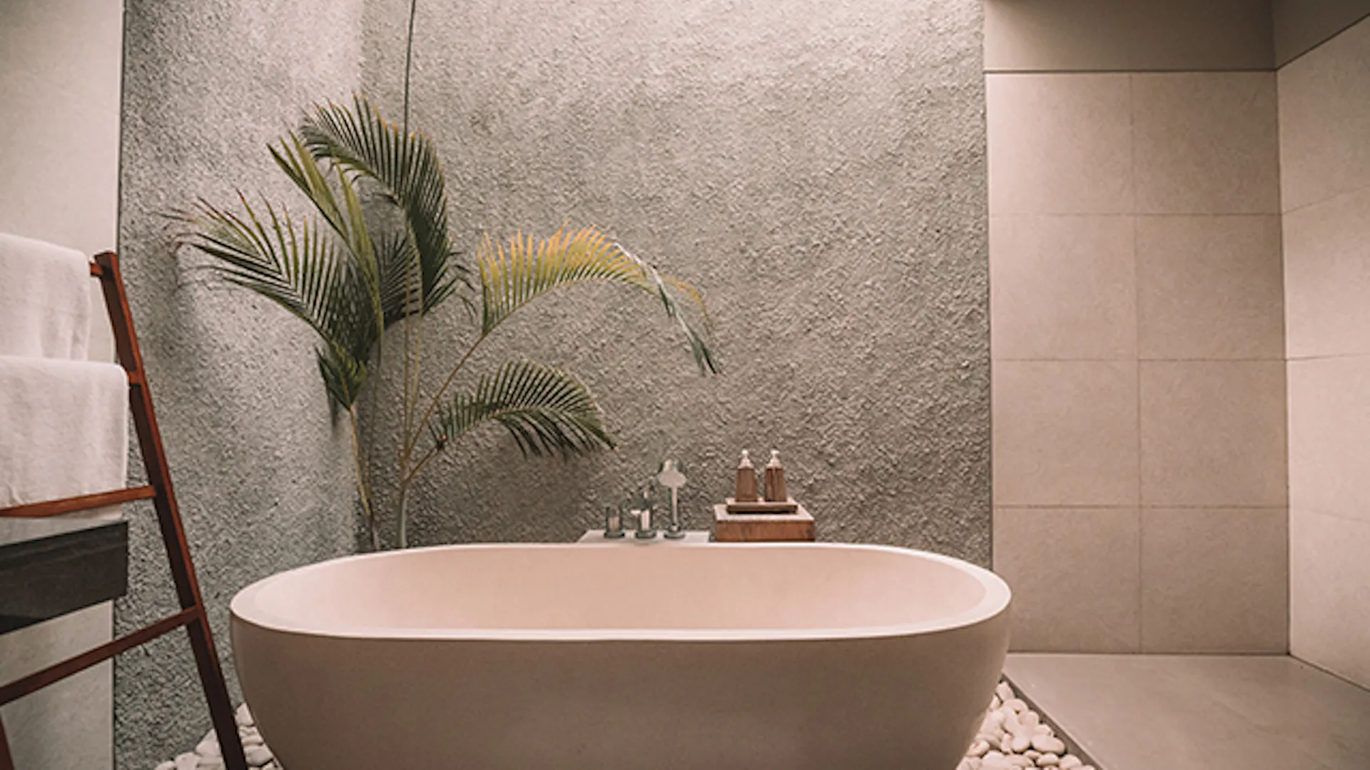 Wanna wolnostojąca w nowoczesnej łazience.