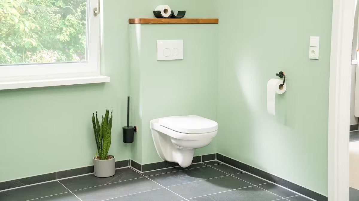 Łazienka z przyciągającymi wzrok dodatkami łazienkowymi.