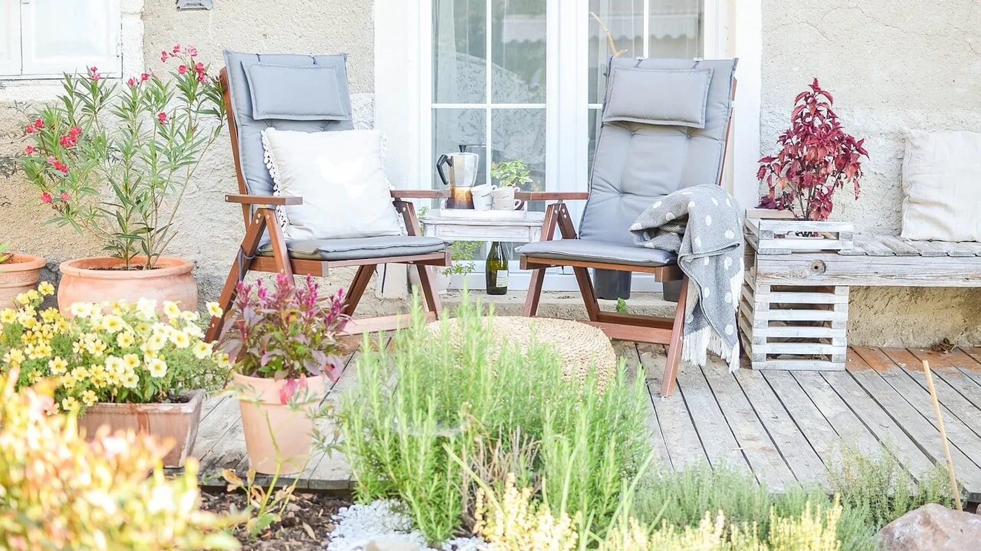 taras z roślinami doniczkowymi