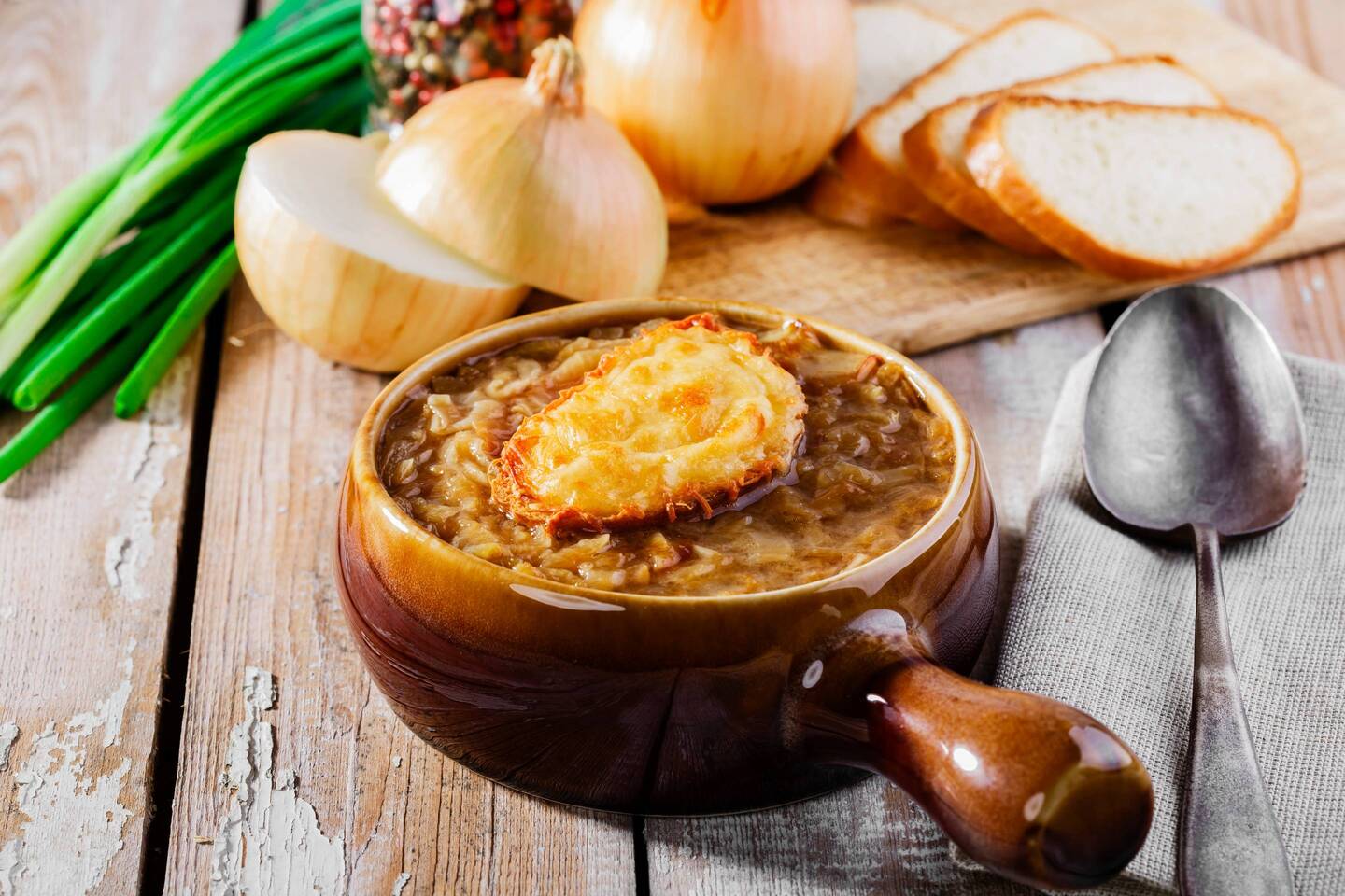 Zupa cebulowa w ceramicznym naczyniu.