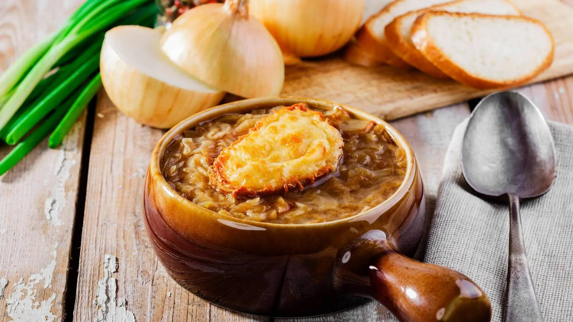 Zupa cebulowa w ceramicznym naczyniu.