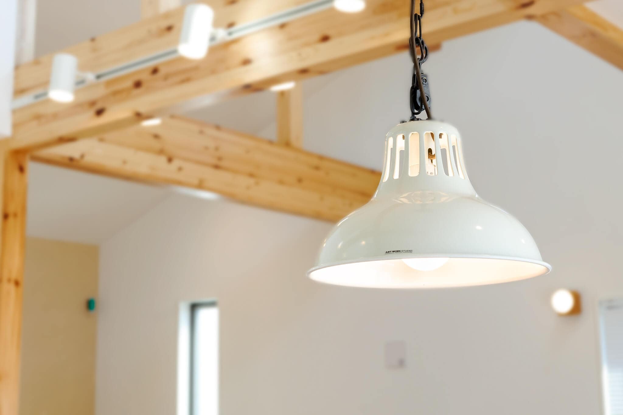 Lampa wisząca w nowoczesnym salonie
