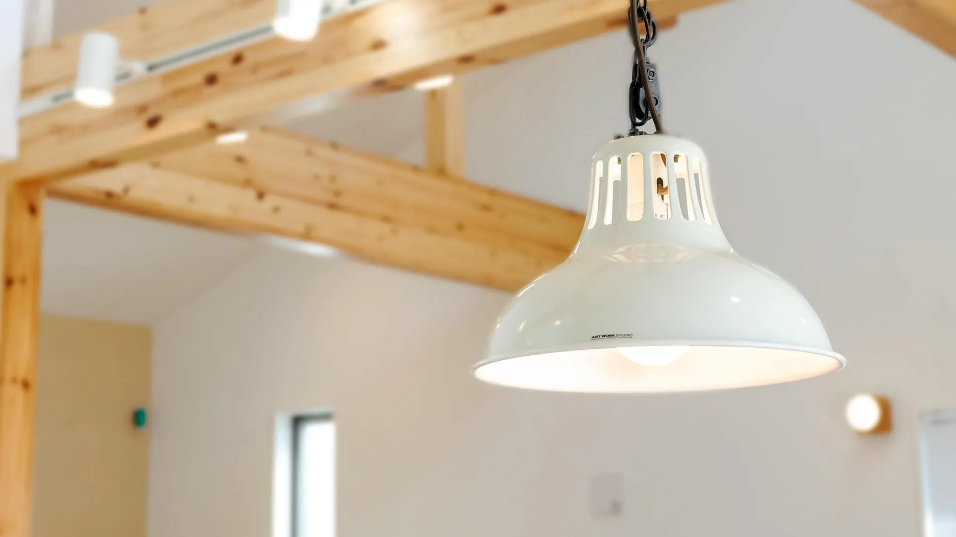 Lampa wisząca w nowoczesnym salonie