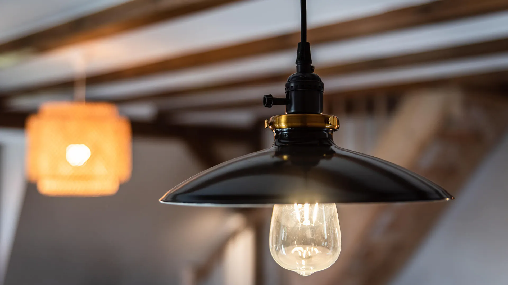 Lampa LED w nowoczesnej, metalowej oprawie