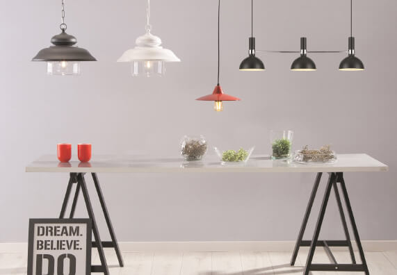 Nowoczesne lampy wiszące nad stołem