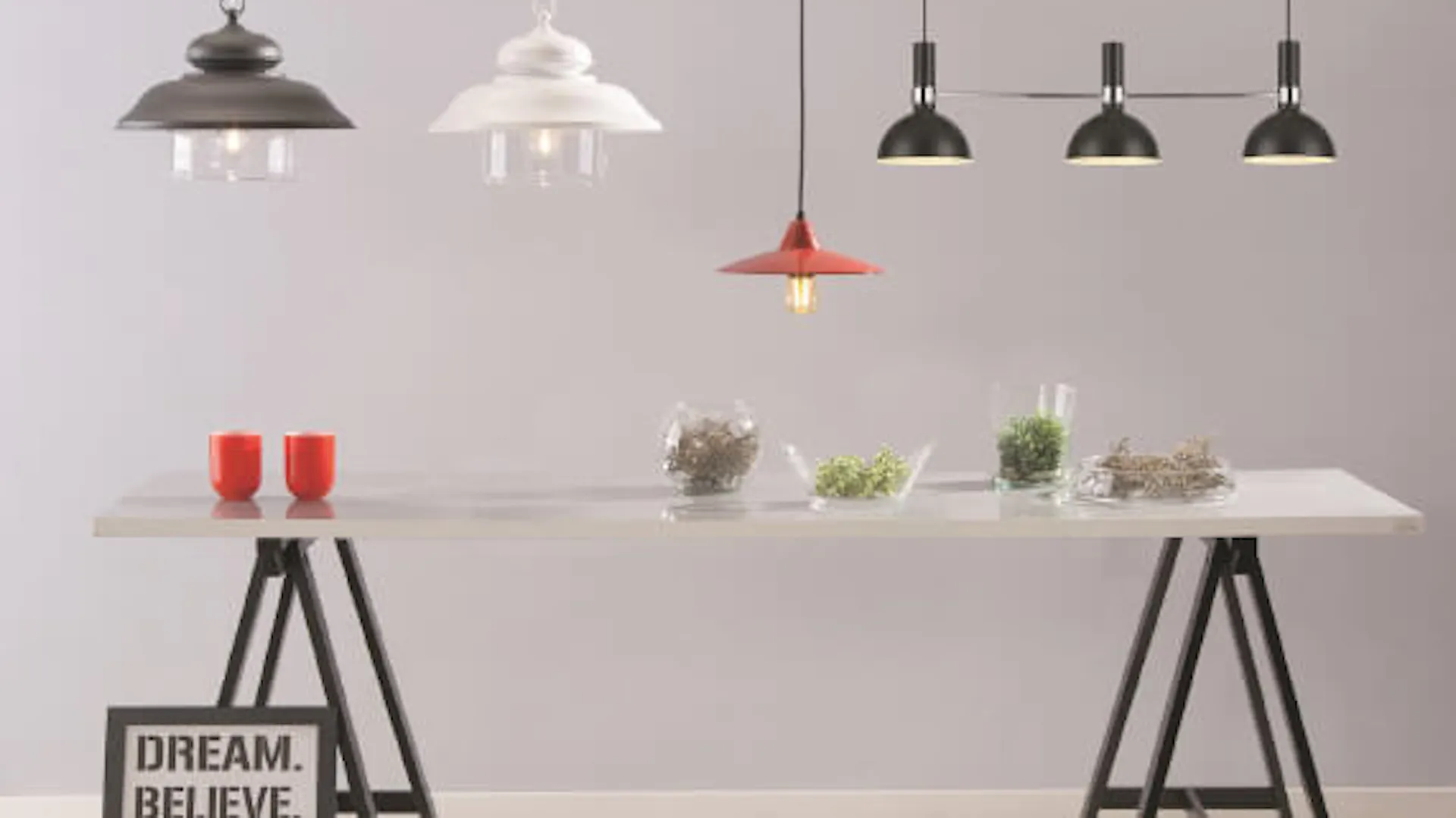 Nowoczesne lampy wiszące nad stołem
