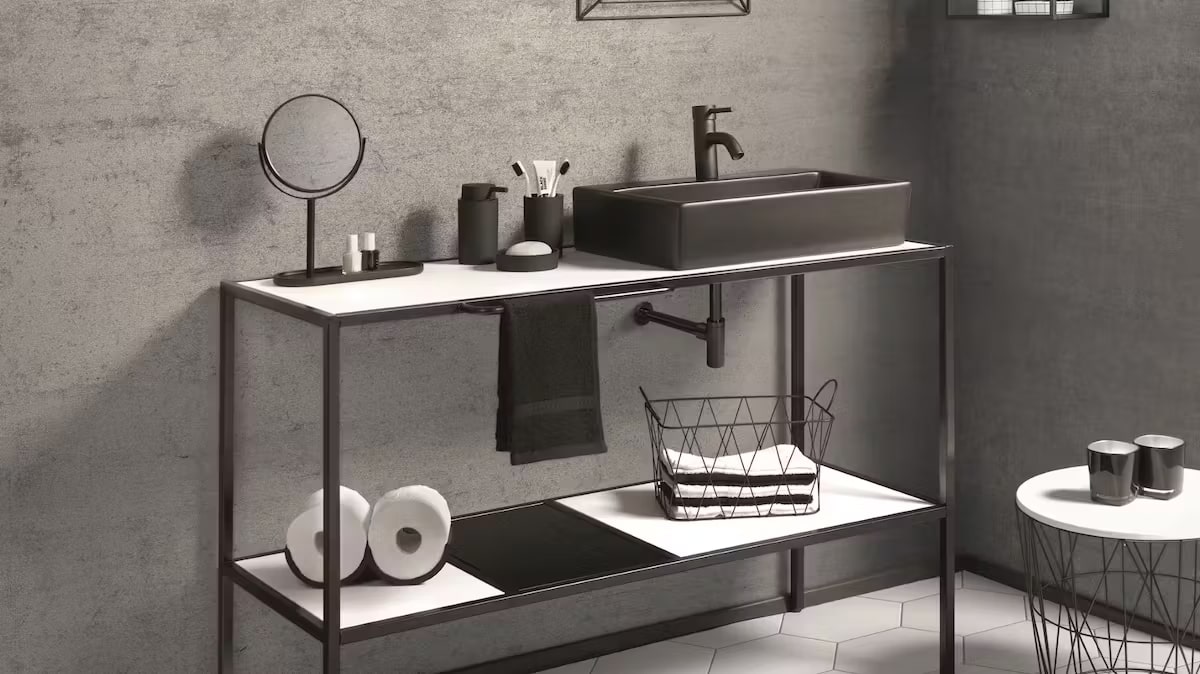 Szara łazienka z czarnymi, industrialnymi meblami.