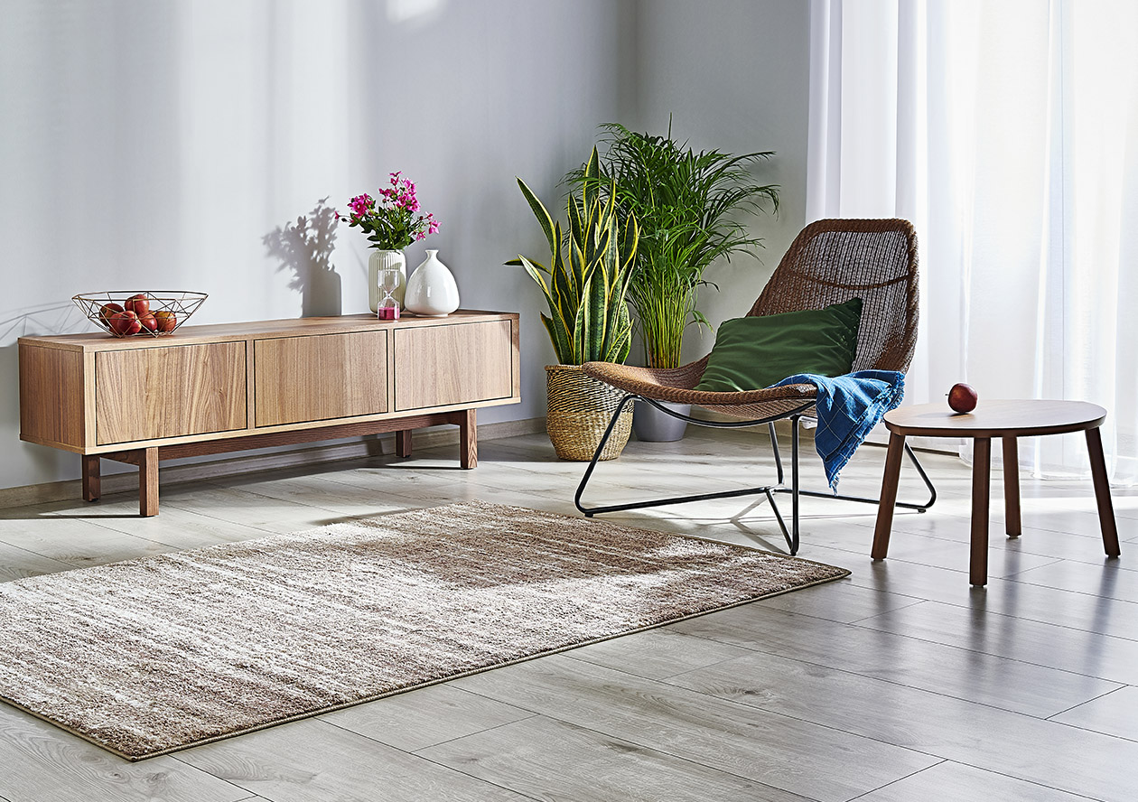 Nowoczesny salon w szarościach – wcale nie musi być zimny i nudny 