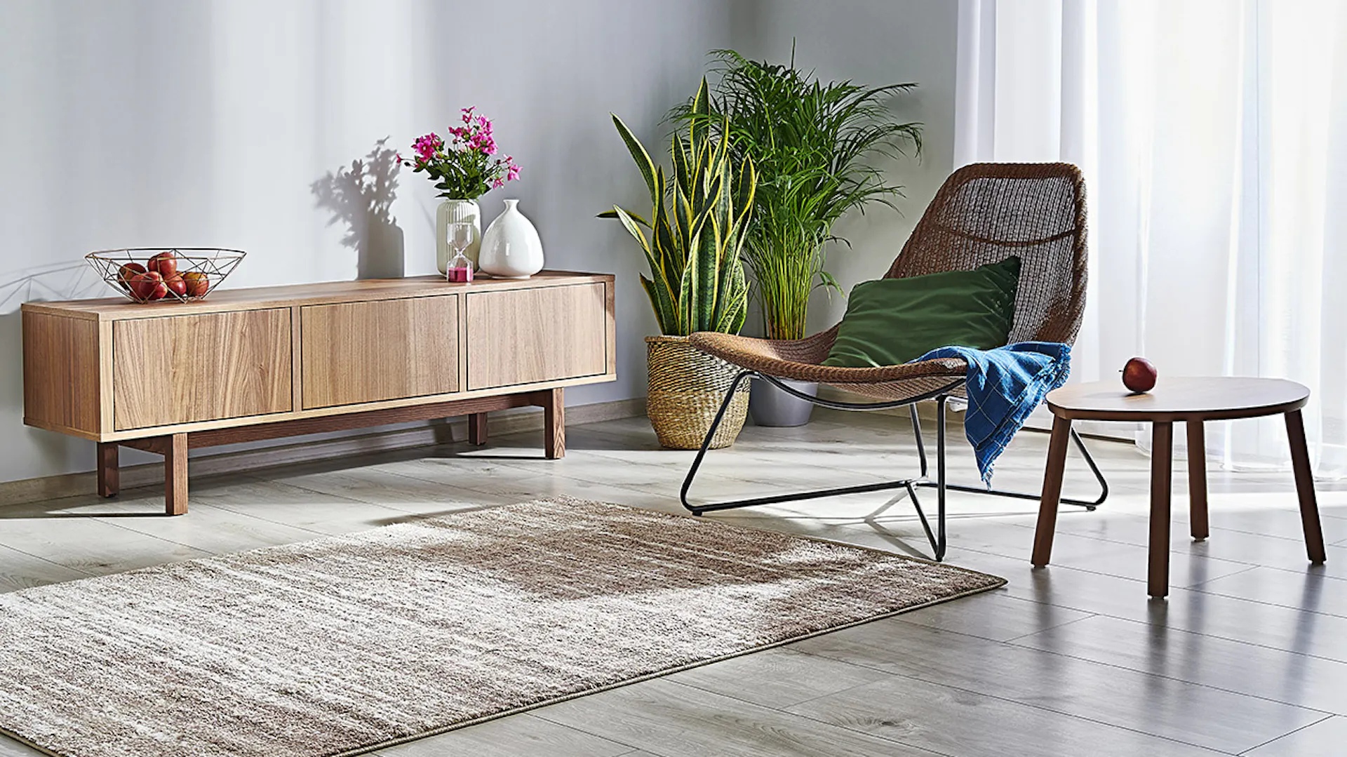 Nowoczesny salon w szarościach – wcale nie musi być zimny i nudny