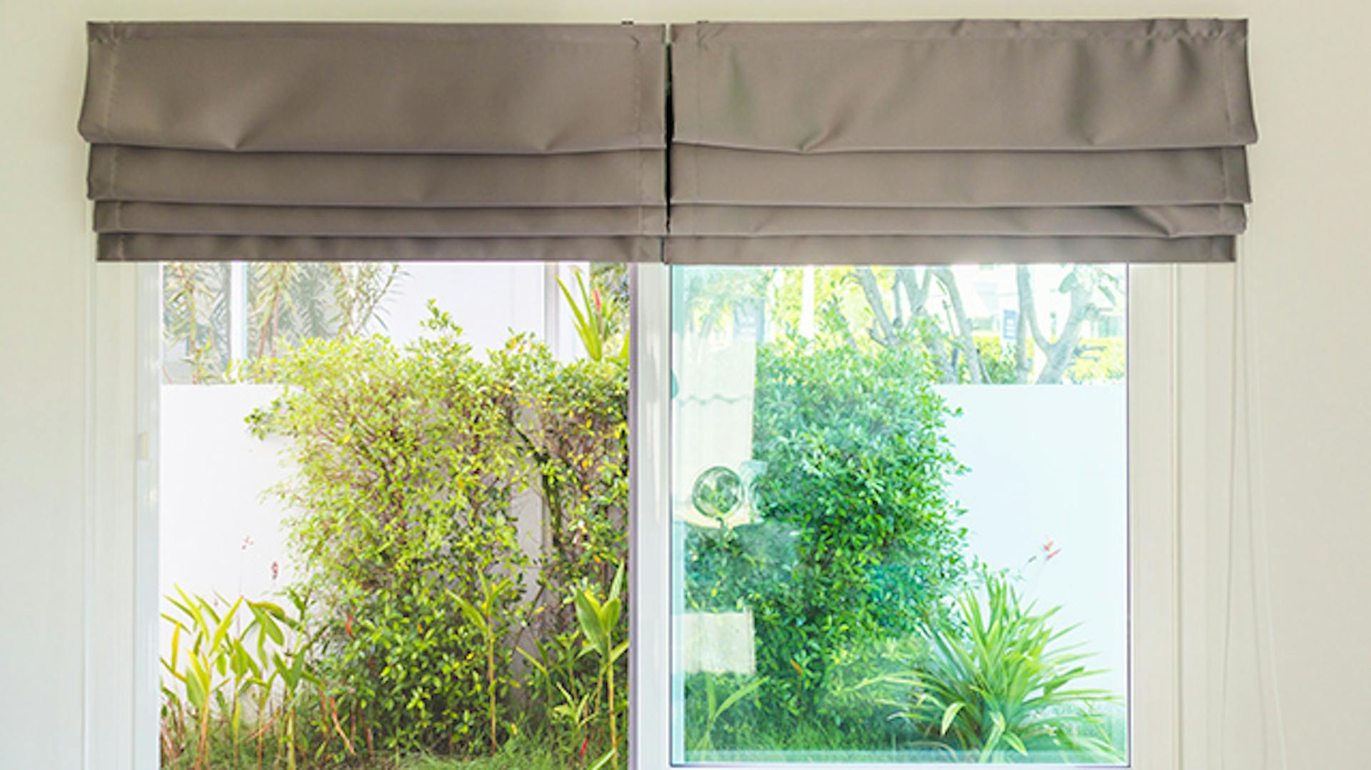 rolety rzymskie zamontowane na oknie