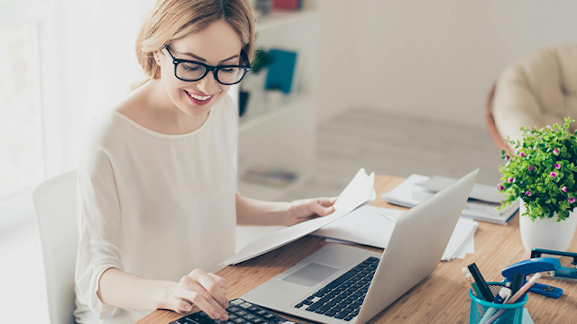 Kobieta podczas pracy na home offce